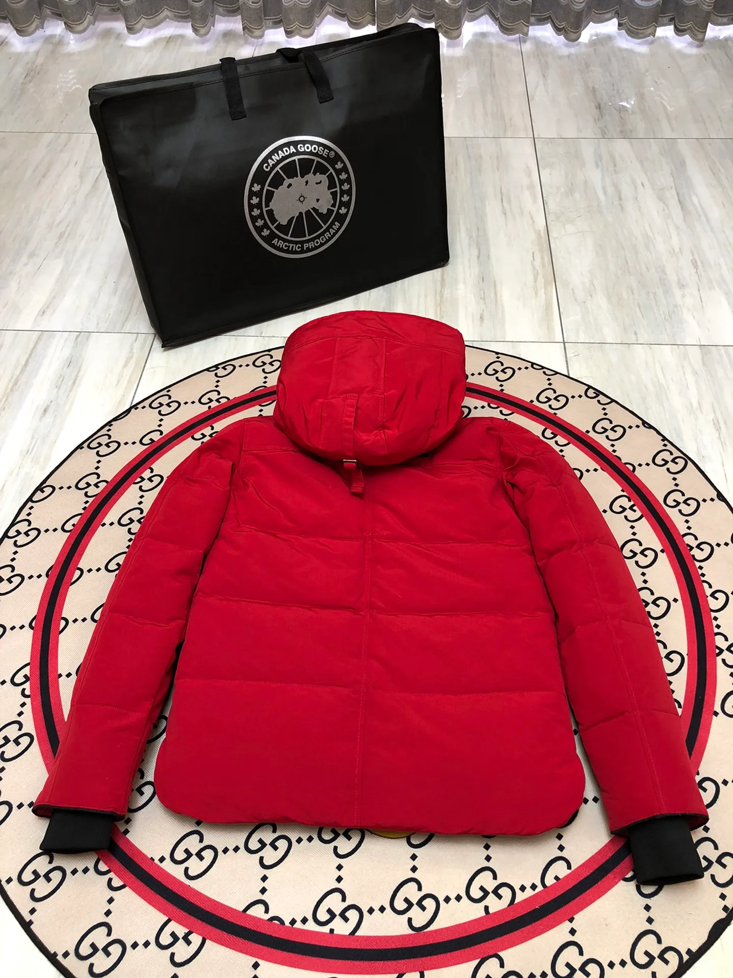 P640 Canada Goose MacMillan parka 17 styles for men and women, short style without fur collar, Arctic and Antarctic scientific expedition teams and others choose Canada Goose as their winter wear, the Rolls-Royce of down jackets. ➖ Industry-leading anti-counterfeiting chip sensing. ➖ Imported Behringer embroidery machines and customized embroidery labels, the highest level and industry leading. ➖ Imported Korean 21-count polyester-cotton blended original fabric, TC85 waterproof coated fabric, water-repellent, windproof and wear-resistant. ➖ The new national standard 80 white duck down is filled with an average of 520 grams of down. The amount of down filled is industry-leading. ➖ 100% nylon lining with double double-layer sealing design to prevent velvet running, and seamless thread design on the cuffs! ➖ Western Canadian Green Wolf Collar. ➖ Yoshida YKK provides original factory-customized electroplated sliders. YKK two-way lockable zippers are tight and smooth and do not peel off paint. ➖ 3M composite Velcro is durable and the accessories and hardware are all custom-made. Note: Our copywriting is only simple and clear. Instead of bragging about the copywriting, it is better to compare and understand with samples. Only for the purest goose, the most dedicated, the most professional, the highest quality, the highest cost performance! Color: green gray red off-white navy black SIZE: S-XXL [with size chart]